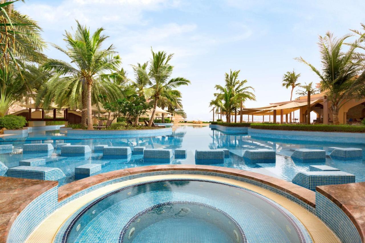Shangri-La Barr Al Jissah, Mascate Exterior foto The swimming pool at the resort