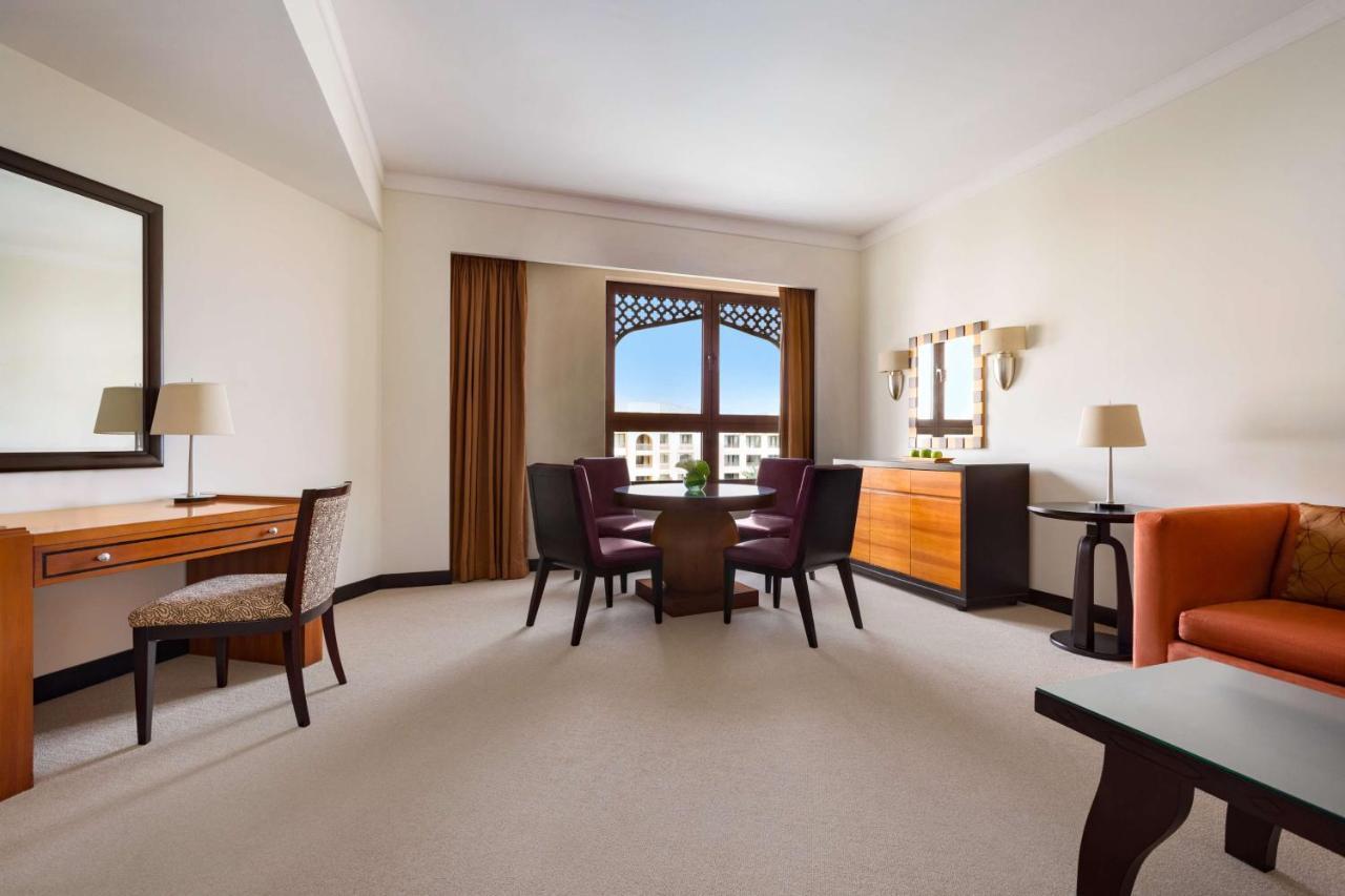 Shangri-La Barr Al Jissah, Mascate Exterior foto A suite at the Jumeirah Emirates Towers Hotel
