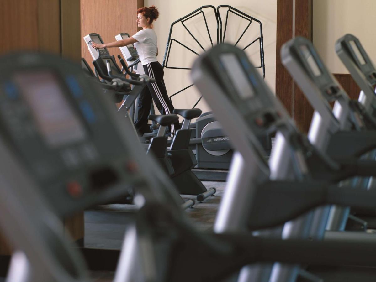 Shangri-La Barr Al Jissah, Mascate Exterior foto A woman on a cross trainer