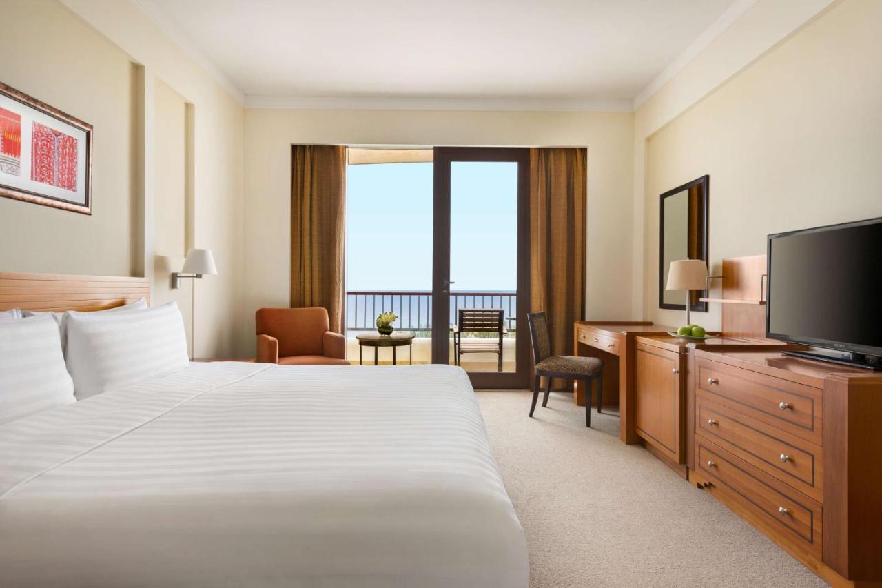 Shangri-La Barr Al Jissah, Mascate Exterior foto A guest room at the Jumeirah Beach Hotel