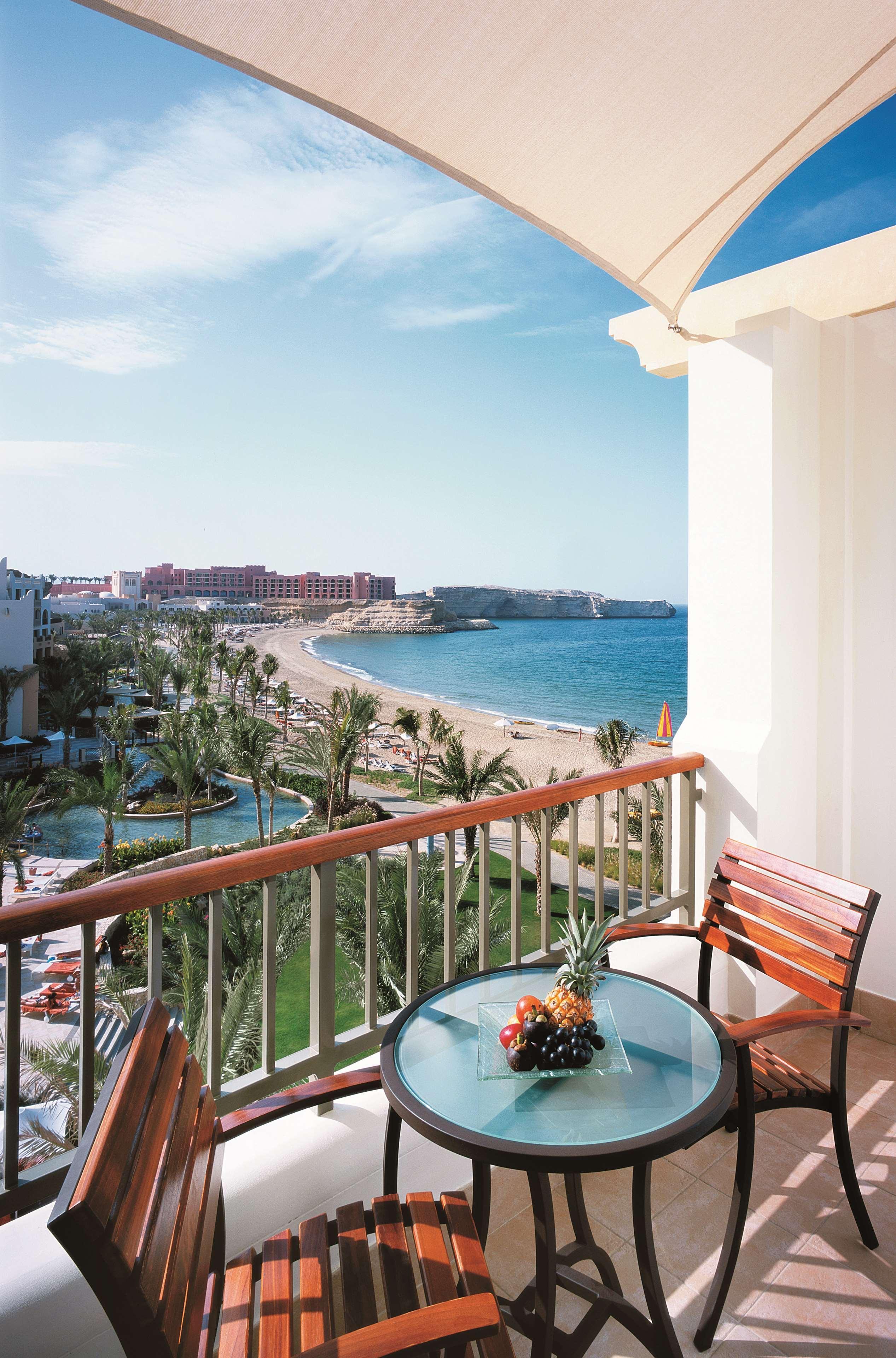 Shangri-La Barr Al Jissah, Mascate Restaurante foto Balcony view of the beach at Hilton Sharm El Sheikh Resort