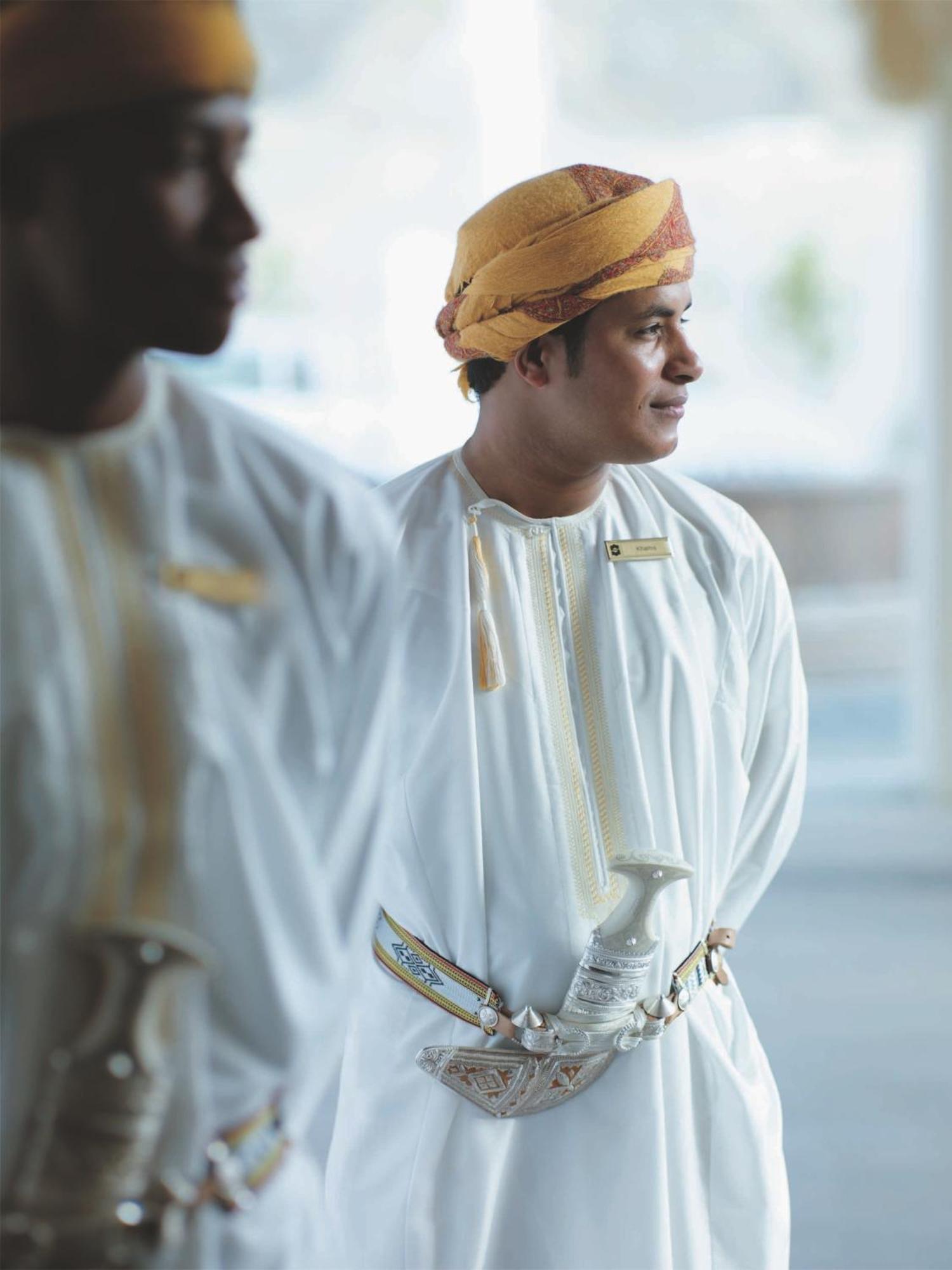 Shangri-La Barr Al Jissah, Mascate Exterior foto Omani men wearing the dishdasha