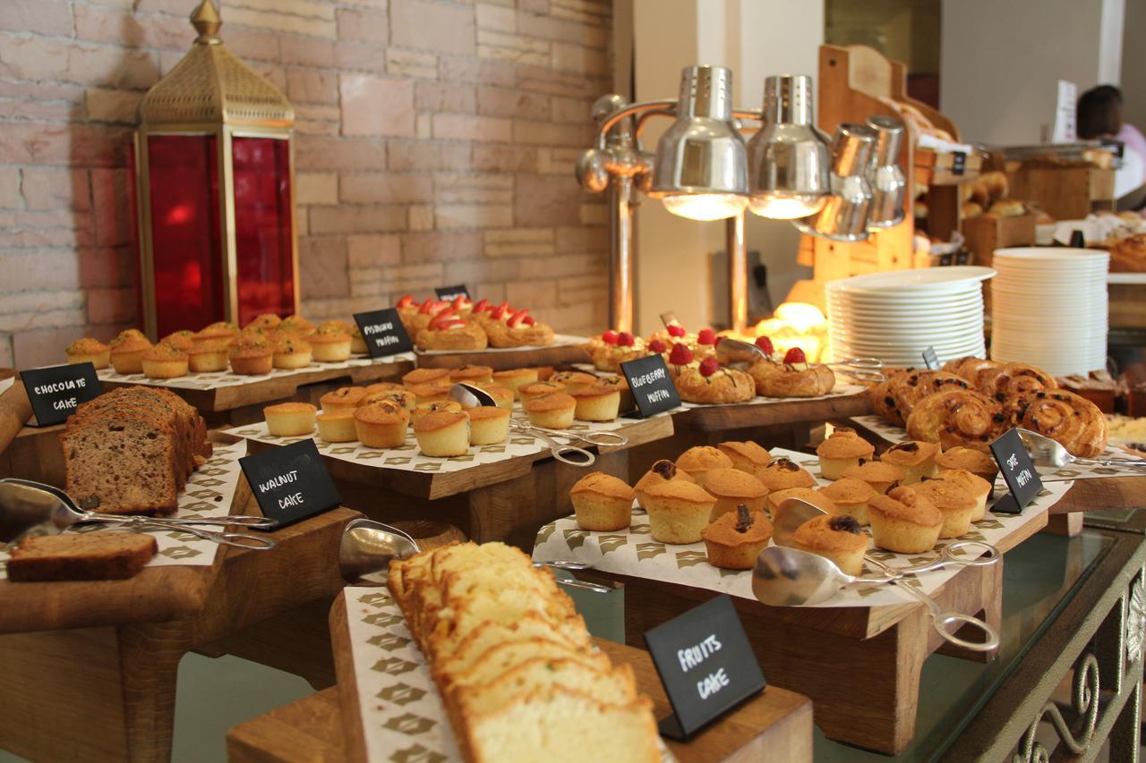 Shangri-La Barr Al Jissah, Mascate Exterior foto A buffet of cakes