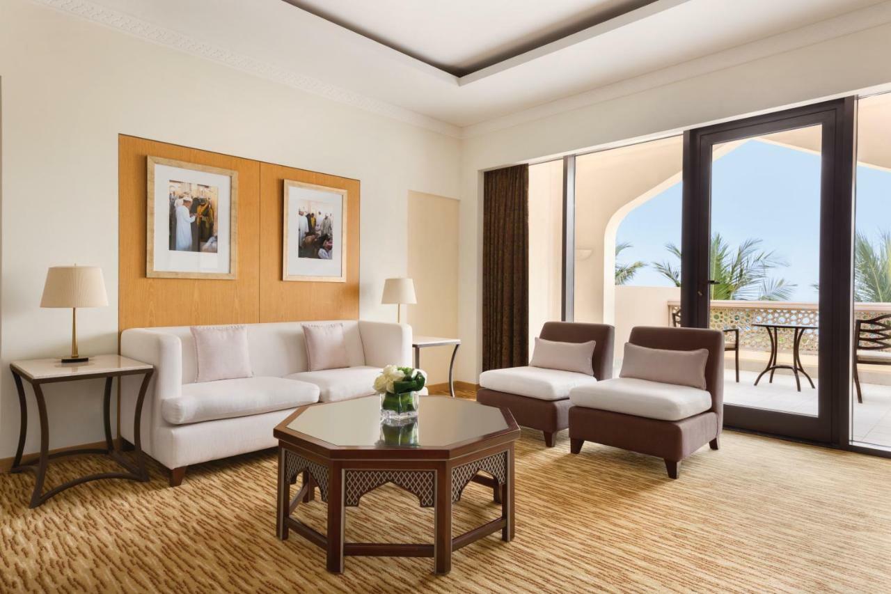 Shangri-La Barr Al Jissah, Mascate Exterior foto A living room in a suite at the Jumeirah Beach Hotel