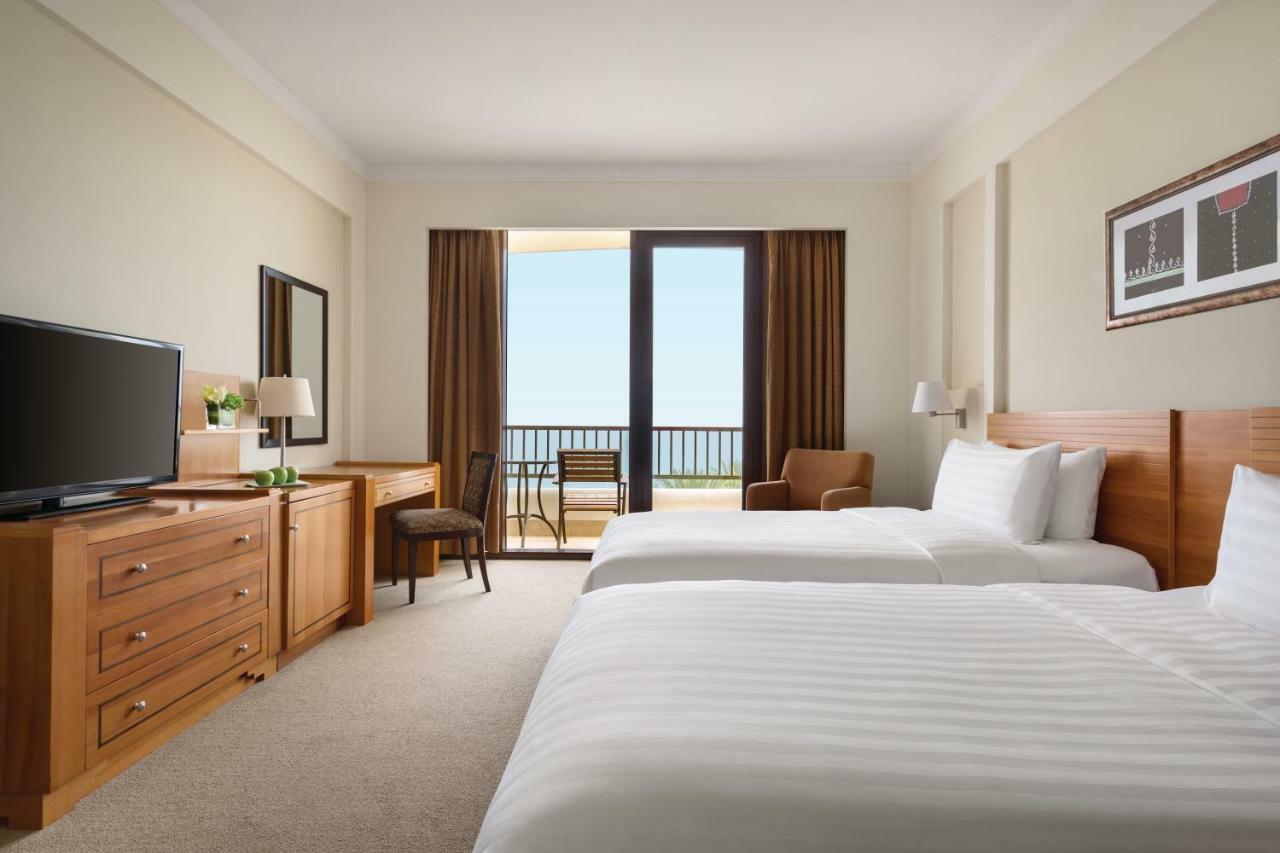 Shangri-La Barr Al Jissah, Mascate Exterior foto A guest room at the Hilton Athens