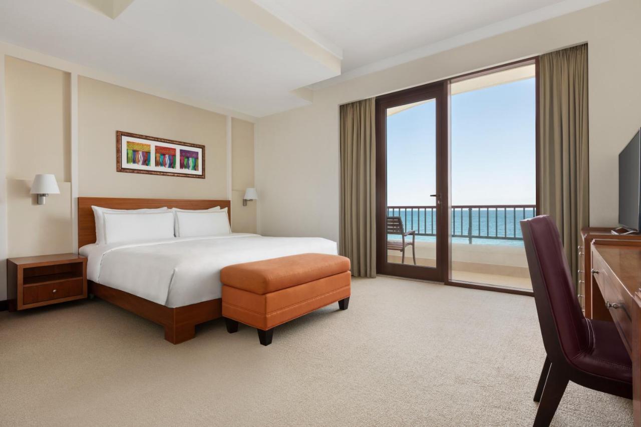 Shangri-La Barr Al Jissah, Mascate Exterior foto A guest room at the Hilton San Diego Bayfront