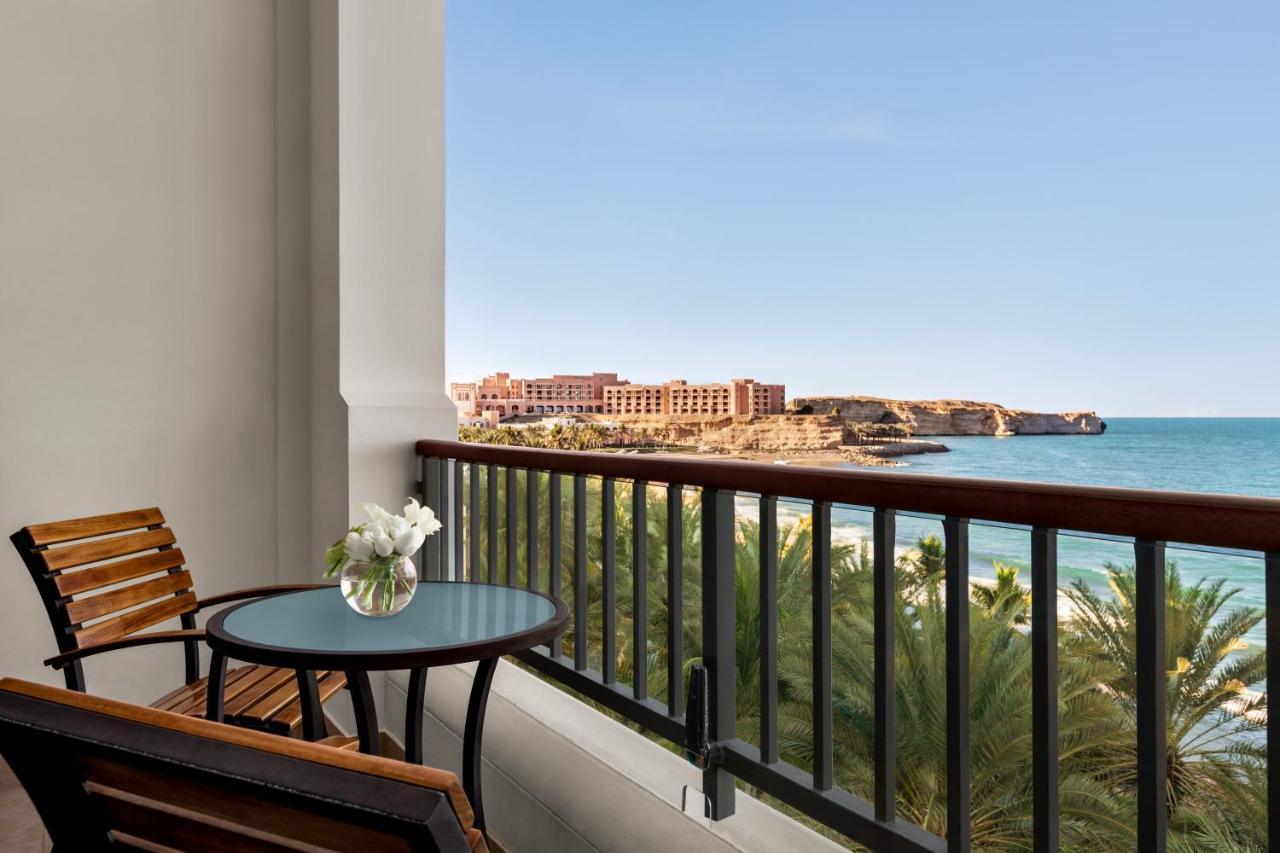 Shangri-La Barr Al Jissah, Mascate Exterior foto A balcony at the Hilton Sharm El Sheikh Resort